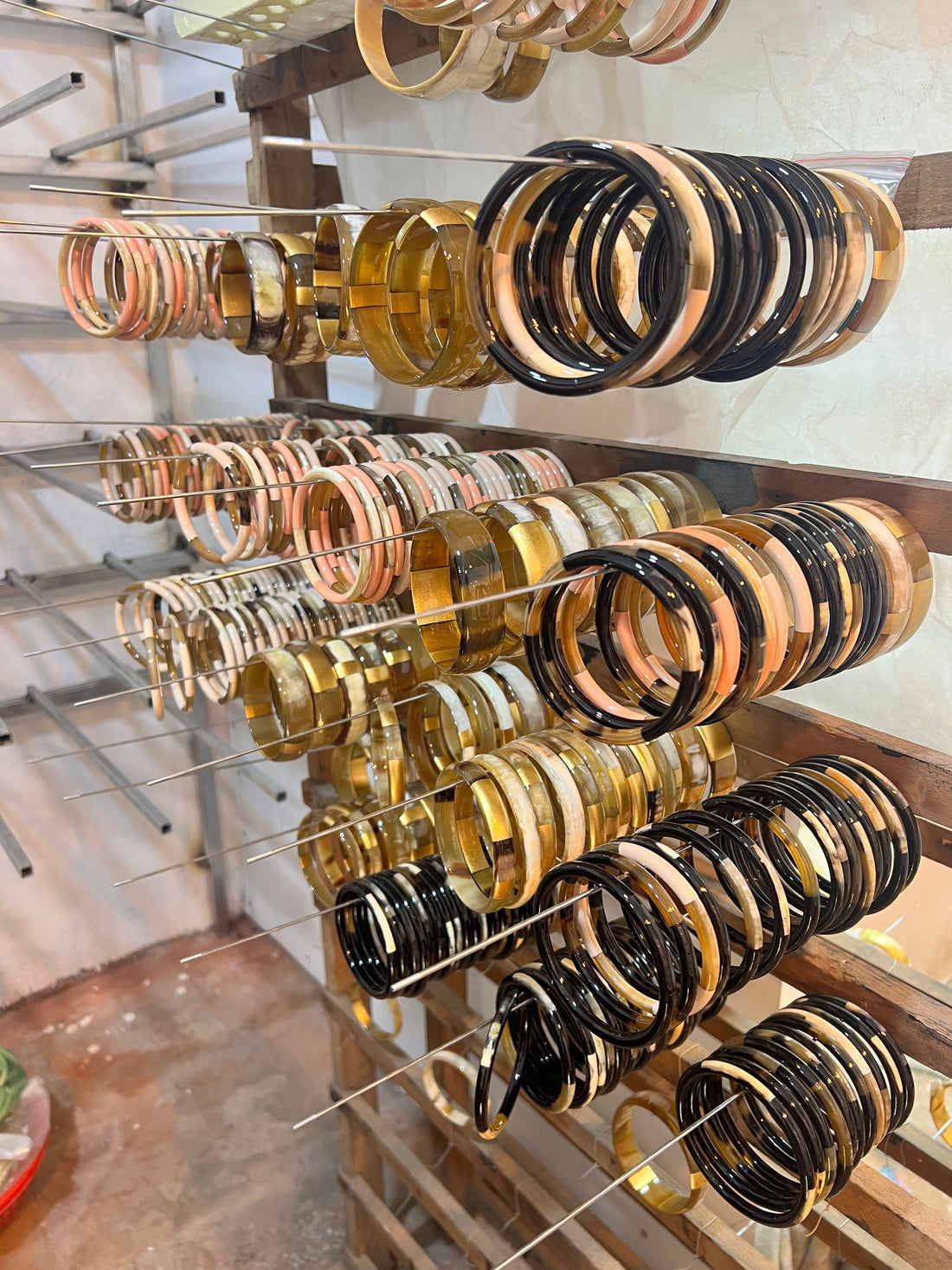 Du Buffle au Bracelet : La Fabrication des Bijoux en Corne Laquée au Cœur du Vietnam