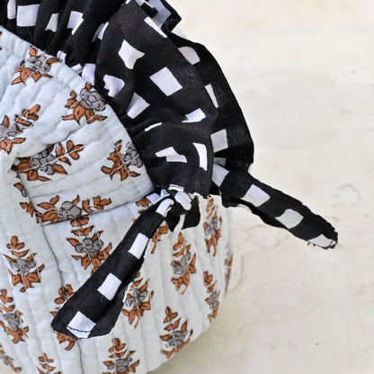 
Gros plan impression block print collection froufrou chachadamour, tissu bleu jaipur motifs floraux fait main