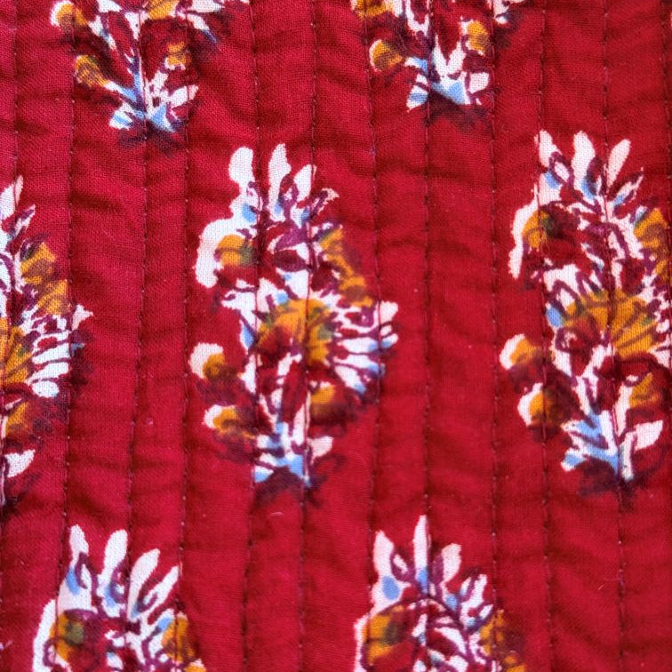 Gros plan broderies florales collection froufrou chachadamour, tissage bordeaux rouille fait main