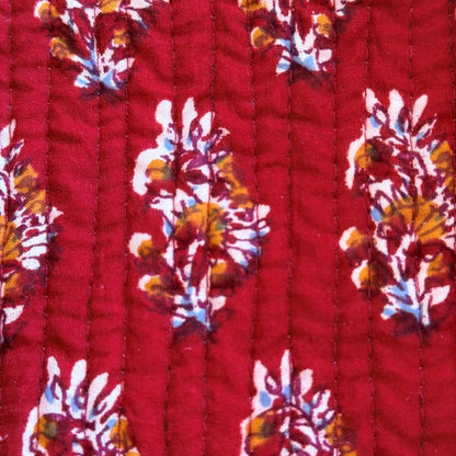 Gros plan broderies florales collection froufrou chachadamour, tissage bordeaux rouille fait main