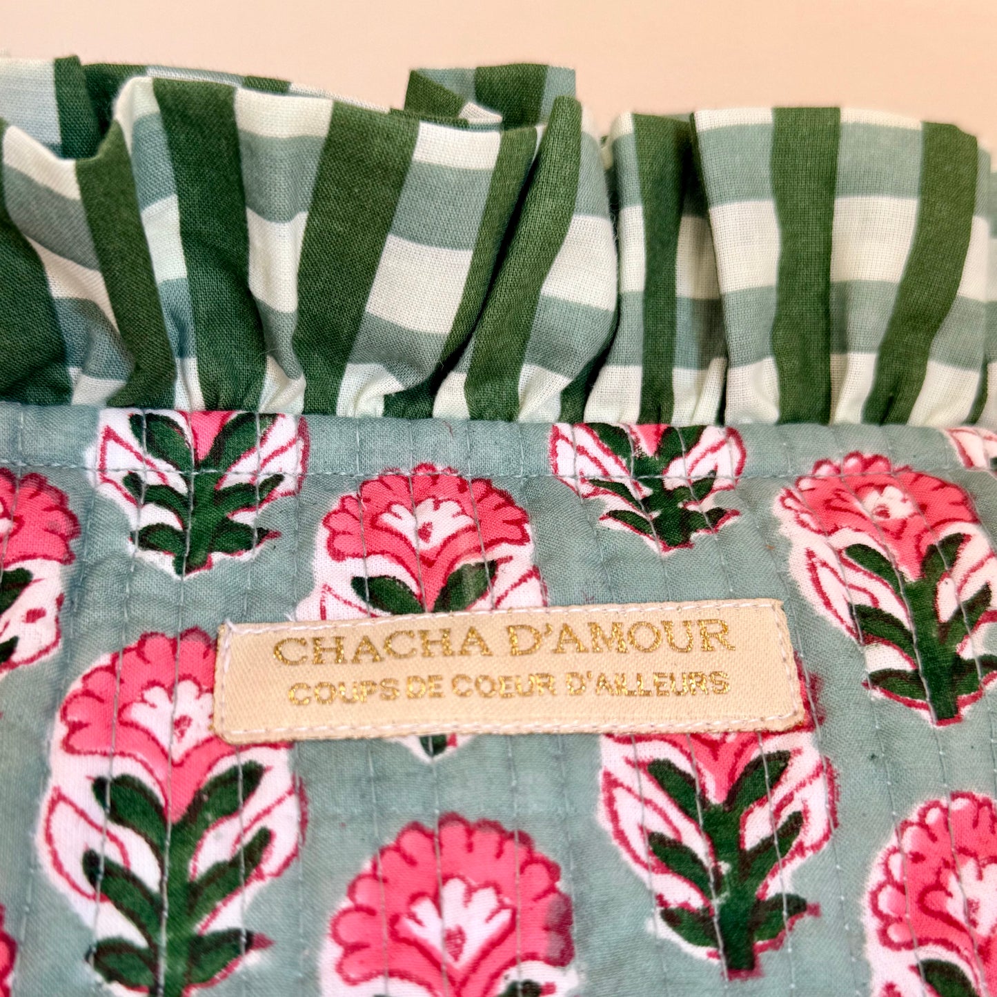 
 Gros plan block print florale collection froufrou chachadamour, tissage vert menthe fait main