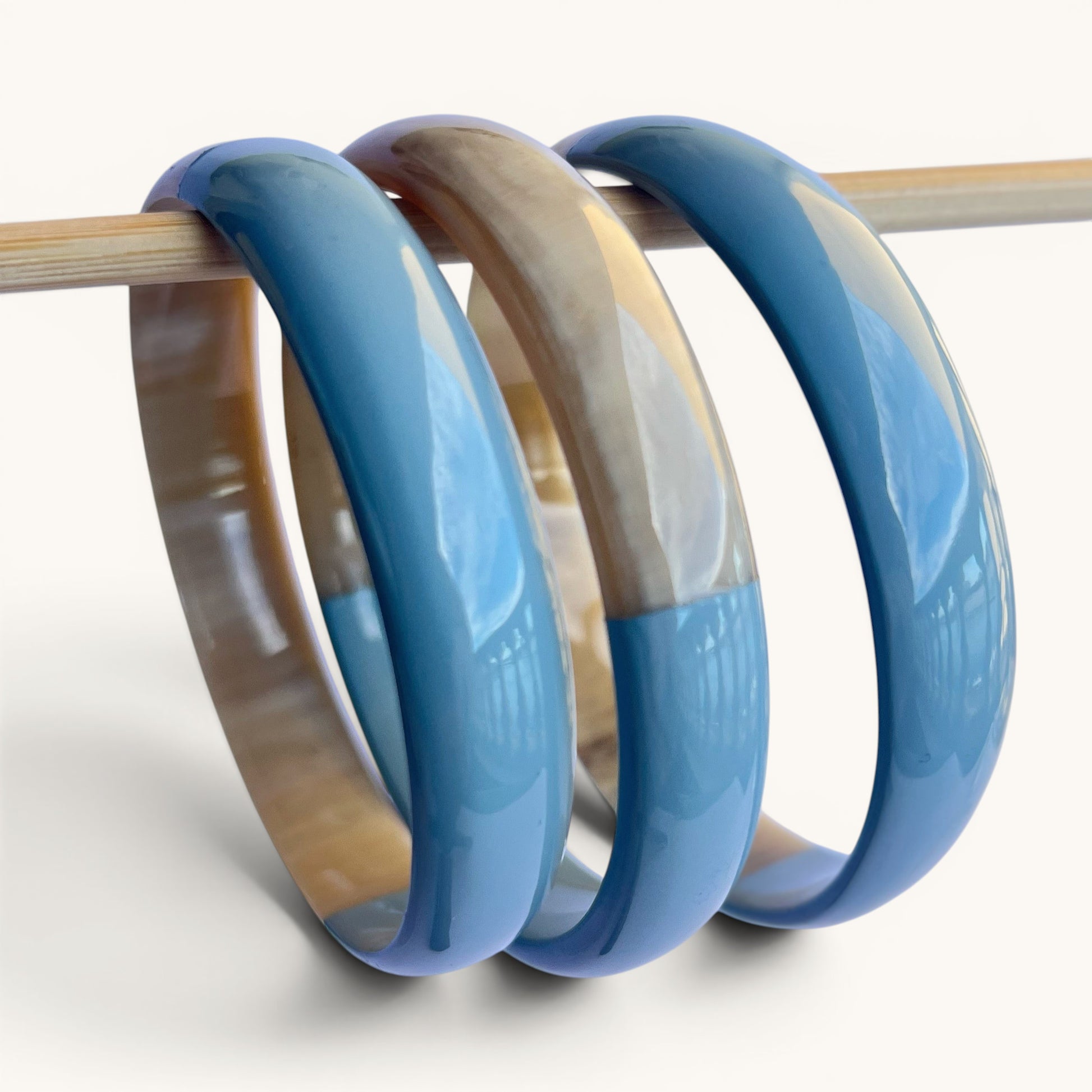 Ajoutez une touche d'élégance à votre collection de bijoux avec le sublime jonc laqué en corne naturelle "Chacha d'Amour". Ce bracelet unique, d'une délicate teinte BLEU CIEL, allie artisanat traditionnel et modernité, offrant une pièce d'exception pour toutes les occasions. Fabriqué à partir de corne 100% naturelle, chaque jonc est soigneusement travaillé à la main, garantissant ainsi un design original et authentique. Que ce soit pour un look quotidien ou une occasion spéciale, le jonc "Chacha d'Amour"