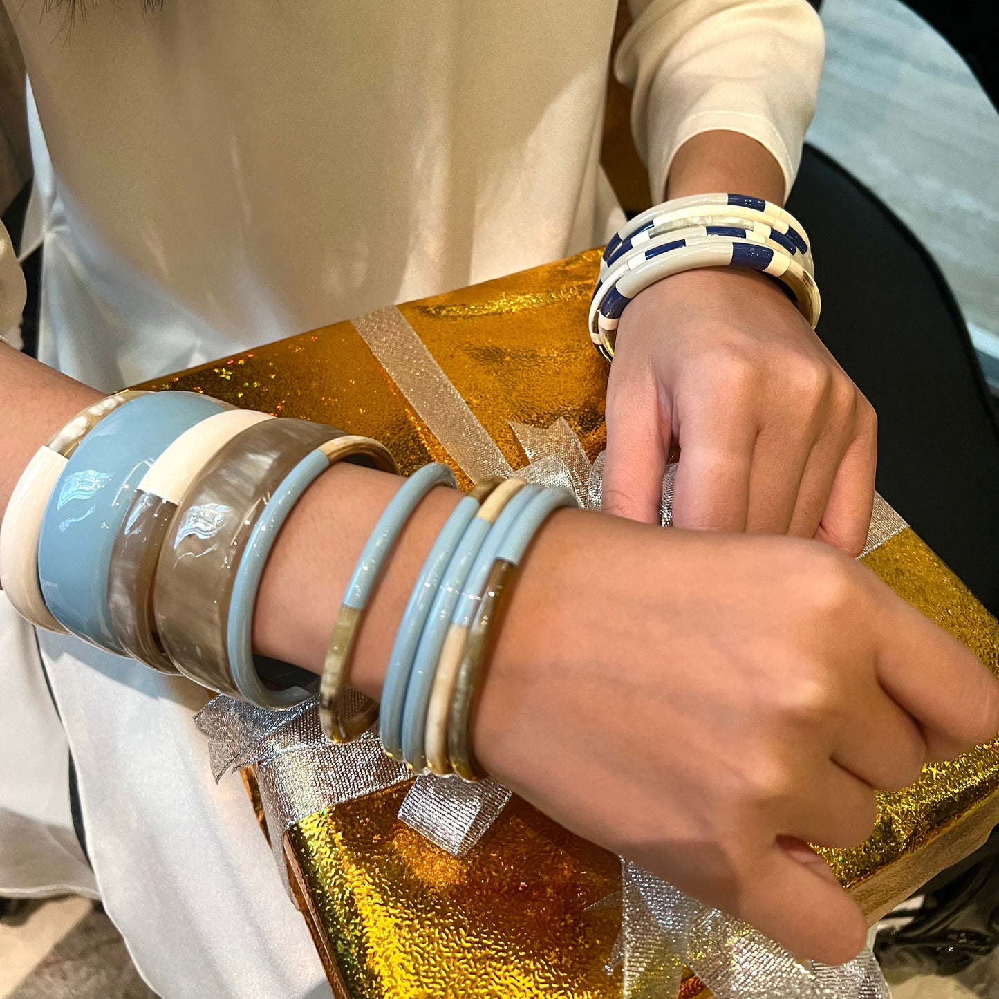 Ajoutez une touche d'élégance à votre collection de bijoux avec le sublime jonc laqué en corne naturelle "Chacha d'Amour". Ce bracelet unique, d'une délicate teinte BLEU CIEL, allie artisanat traditionnel et modernité, offrant une pièce d'exception pour toutes les occasions. Fabriqué à partir de corne 100% naturelle, chaque jonc est soigneusement travaillé à la main, garantissant ainsi un design original et authentique. Que ce soit pour un look quotidien ou une occasion spéciale, le jonc "Chacha d'Amour"