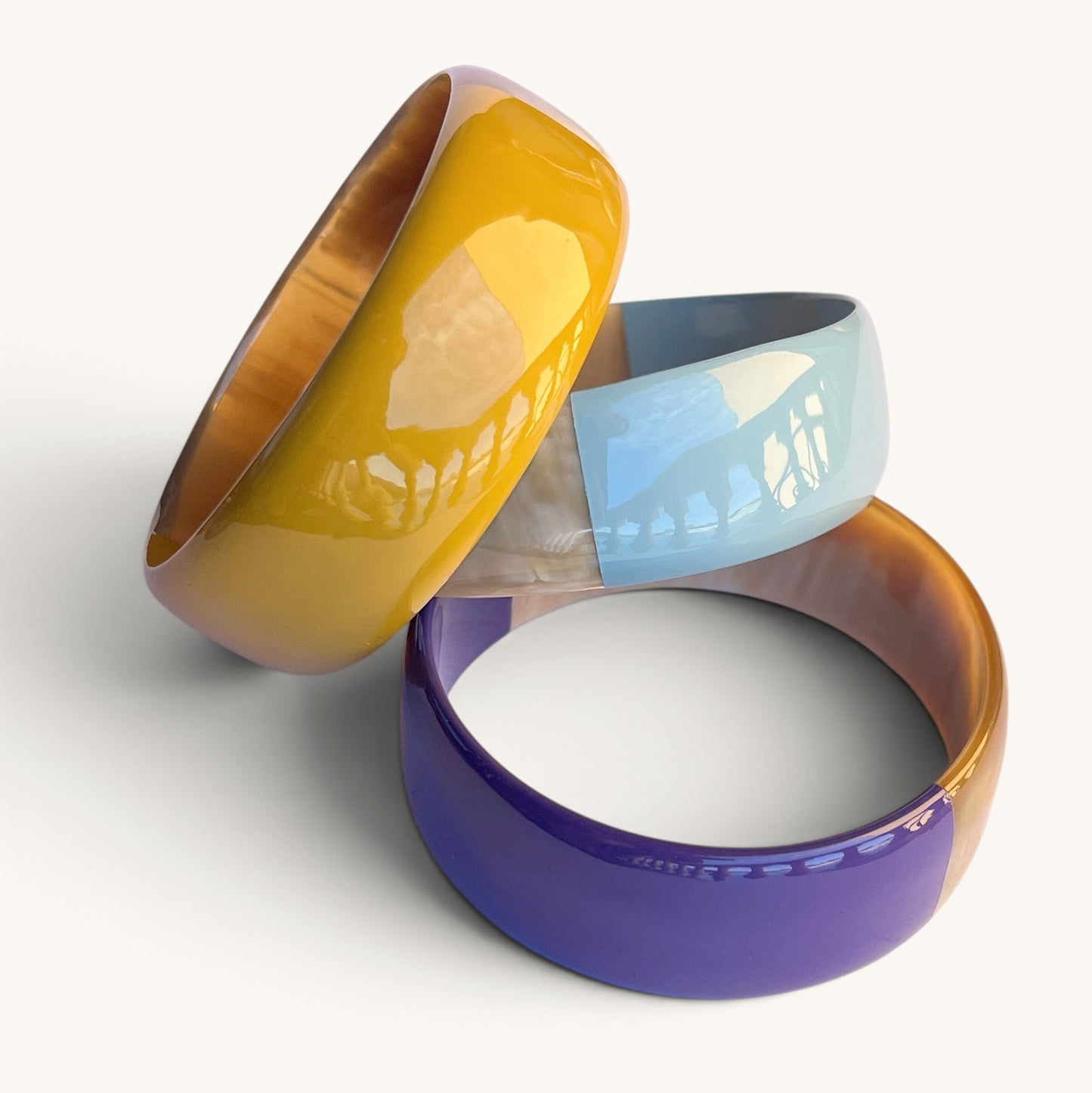 Ajoutez une touche d'élégance à votre collection de bijoux avec le sublime jonc laqué en corne naturelle "Chacha d'Amour". Ce bracelet unique, d'une délicate teinte BLEU CIEL, allie artisanat traditionnel et modernité, offrant une pièce d'exception pour toutes les occasions. Fabriqué à partir de corne 100% naturelle, chaque jonc est soigneusement travaillé à la main, garantissant ainsi un design original et authentique. Que ce soit pour un look quotidien ou une occasion spéciale, le jonc "Chacha d'Amour"