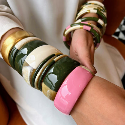 
Découvrez le jonc laqué en corne naturelle "Chacha d'Amour", une pièce artisanale unique qui allie élégance et mode contemporaine. Fabriqué à partir de corne 100 % naturelle, ce bracelet en magnifique teinte kaki offre une légèreté exceptionnelle et une durabilité remarquable. Chaque jonc est soigneusement confectionné à la main, garantissant que vous portez un bijou authentique et original.

Idéal pour toutes les occasions, le "Chacha d'Amour" ajoute une touche de sophistication à n'importe quel style.