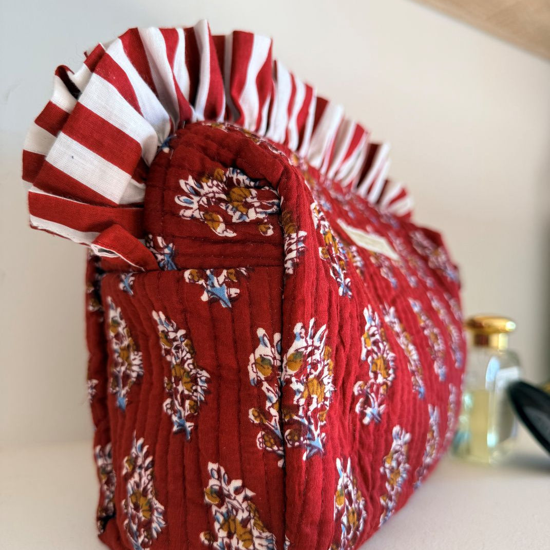 Finitions et franges collection froufrou chachadamour - détail
Détail franges et broderies trousse collection froufrou chachadamour, finitions artisanales fait main bordeaux