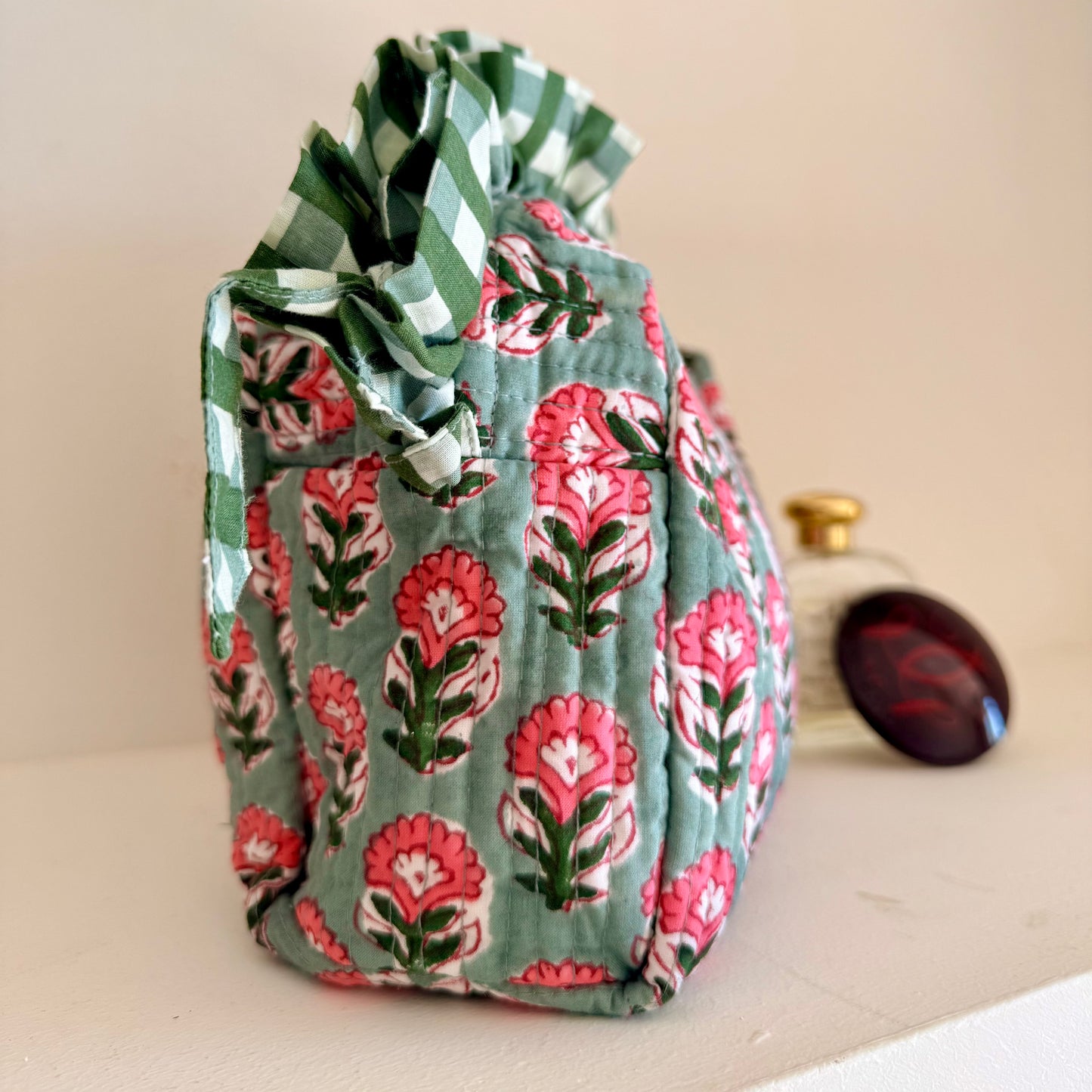 Finitions et franges collection froufrou chachadamour - vert menthe
 Détail franges et trousse vert menthe collection froufrou chachadamour, finitions artisanales fait main