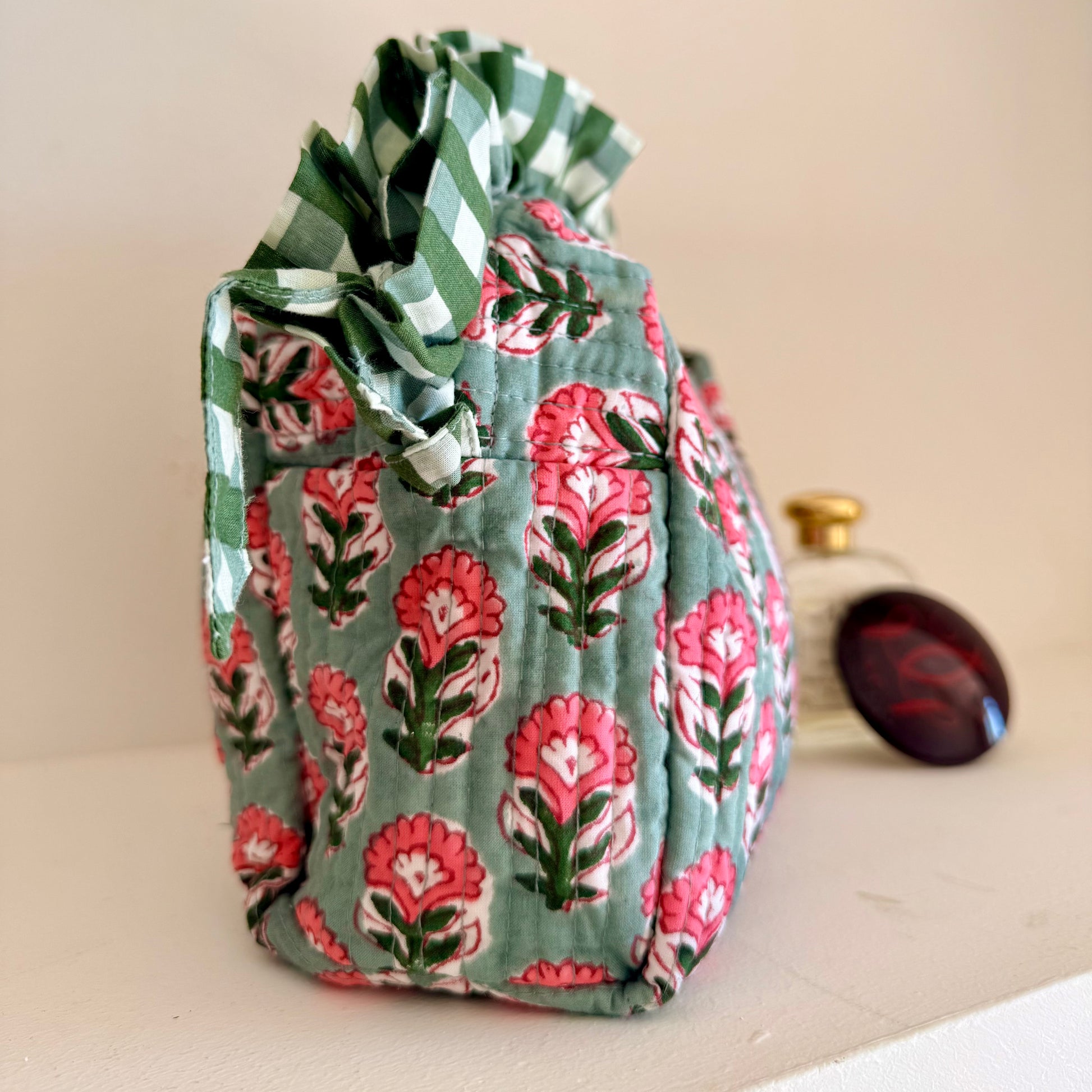 Finitions et franges collection froufrou chachadamour - vert menthe
 Détail franges et trousse vert menthe collection froufrou chachadamour, finitions artisanales fait main