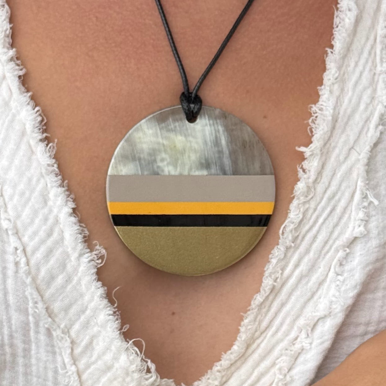 Pendentif Graphique en Corne Naturelle Feuille d'Or | Chachadamour
