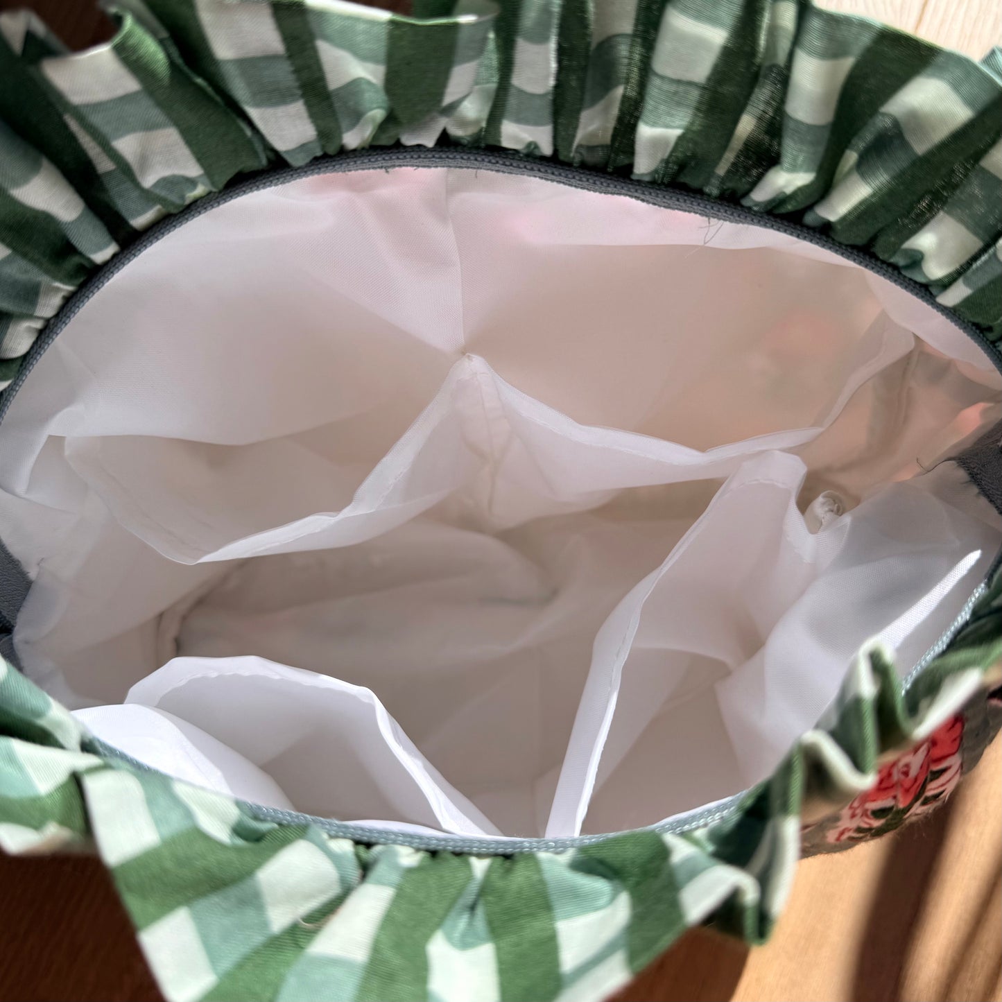 Intérieur trousse froufrou chachadamour - grande capacité
Intérieur spacieux trousse de toilette brodée vert menthe collection froufrou chachadamour, idéal maquillage et accessoires
