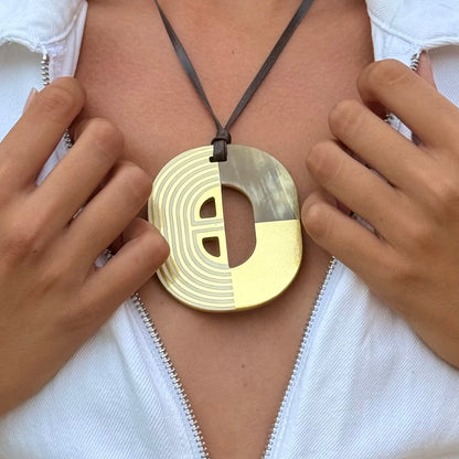 Pendentif en Corne Naturelle Feuille d'Or | Chachadamour