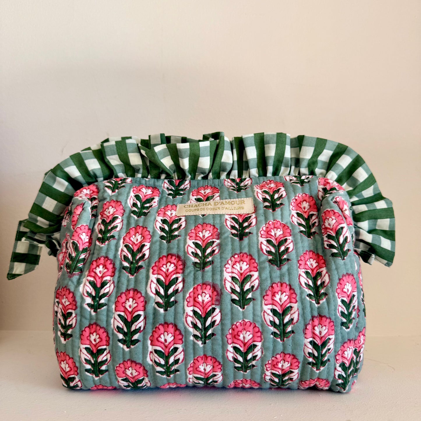 Trousse de toilette brodée vert menthe à franges collection froufrou chachadamour, motifs floraux tissés artisanaux