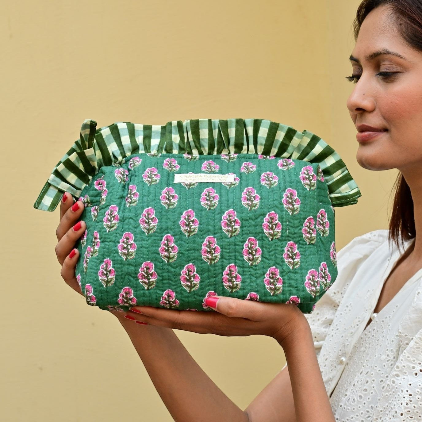 Trousse de toilette Froufrou en coton block print vert foncé, motifs floraux roses et bordure vichy vert — vue de face.