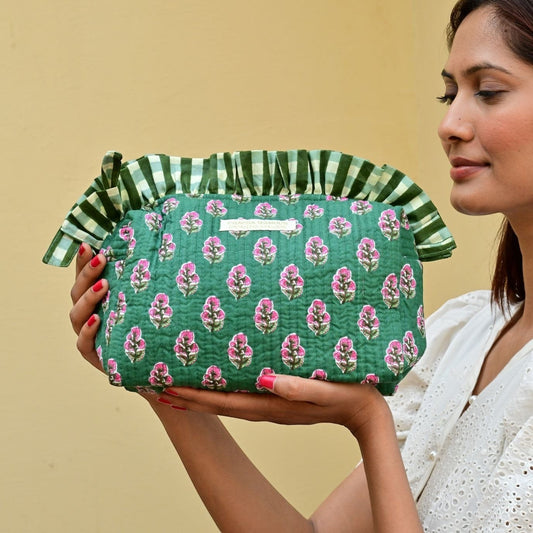 Trousse de toilette Froufrou en coton block print vert foncé, motifs floraux roses et bordure vichy vert — vue de face.