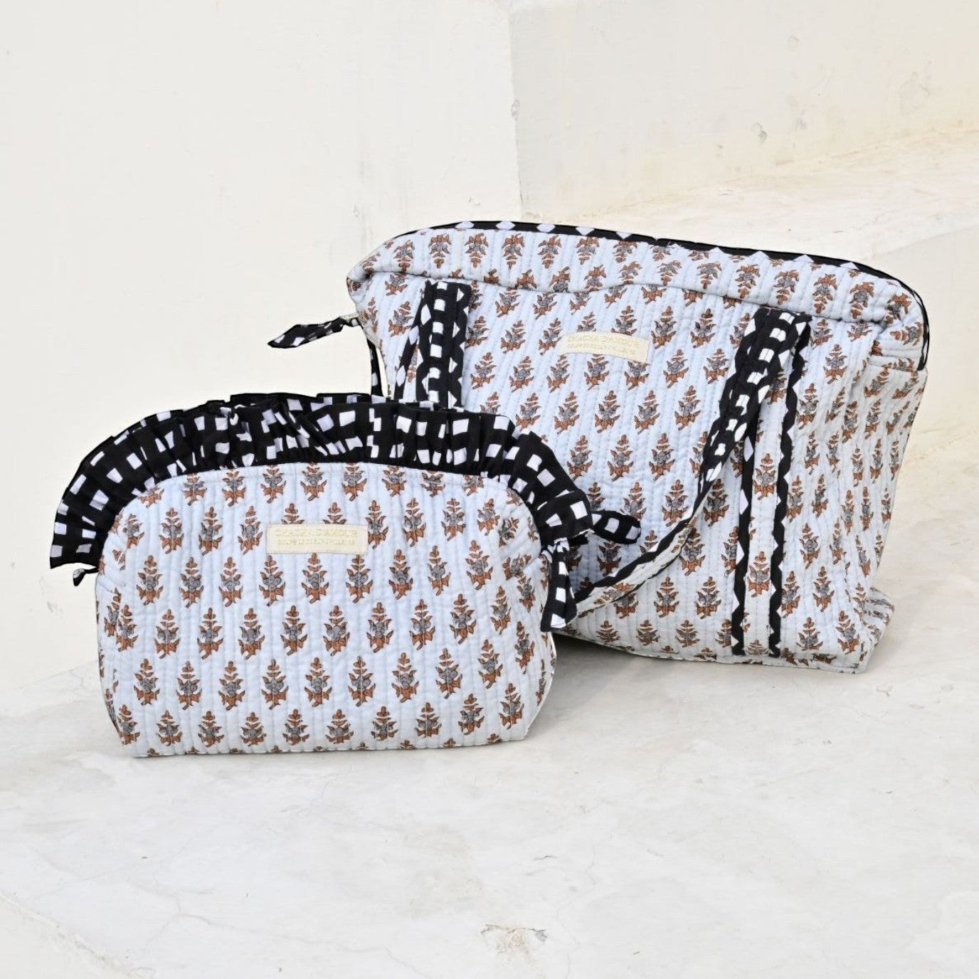 
Trousse et sac block print assortis bleu jaipur collection froufrou chachadamour, tissu motifs floraux artisanaux